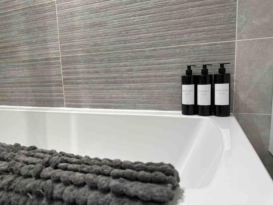 Comfy Modern - Sleeps 4 *